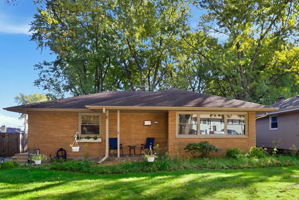63 N Prairie Ave., Mundelein, IL 60060