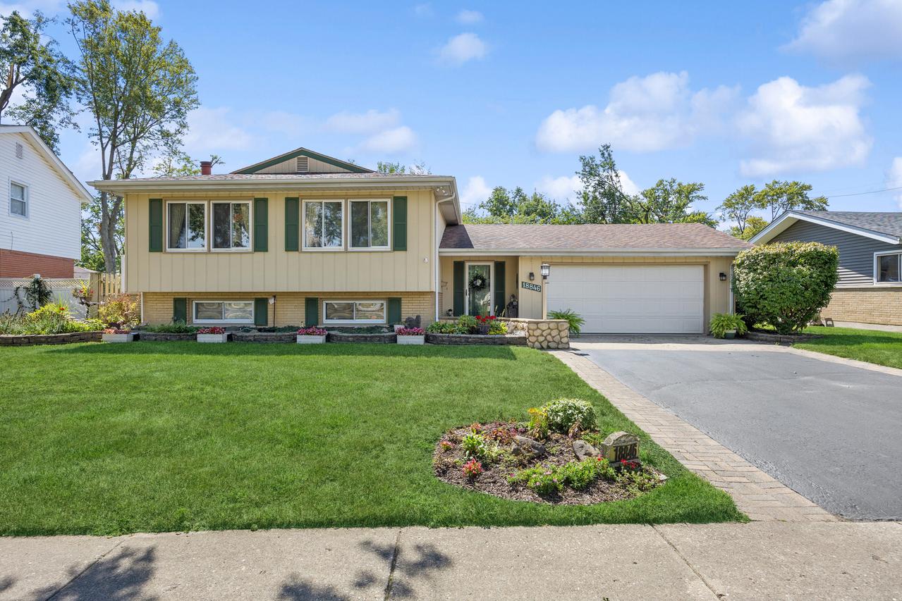18846 Queens Rd., Homewood, IL 60430