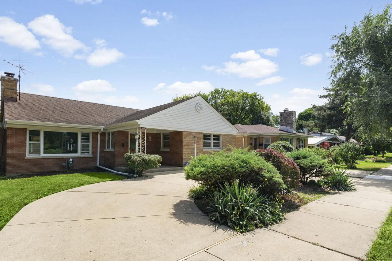 8663 Gross Point Rd., Skokie, IL 60077