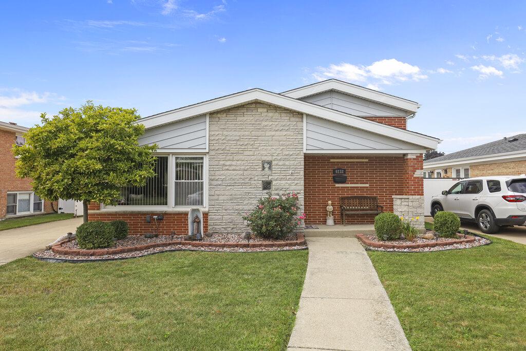 9232 Parkside Ave., Oak Lawn, IL 60453