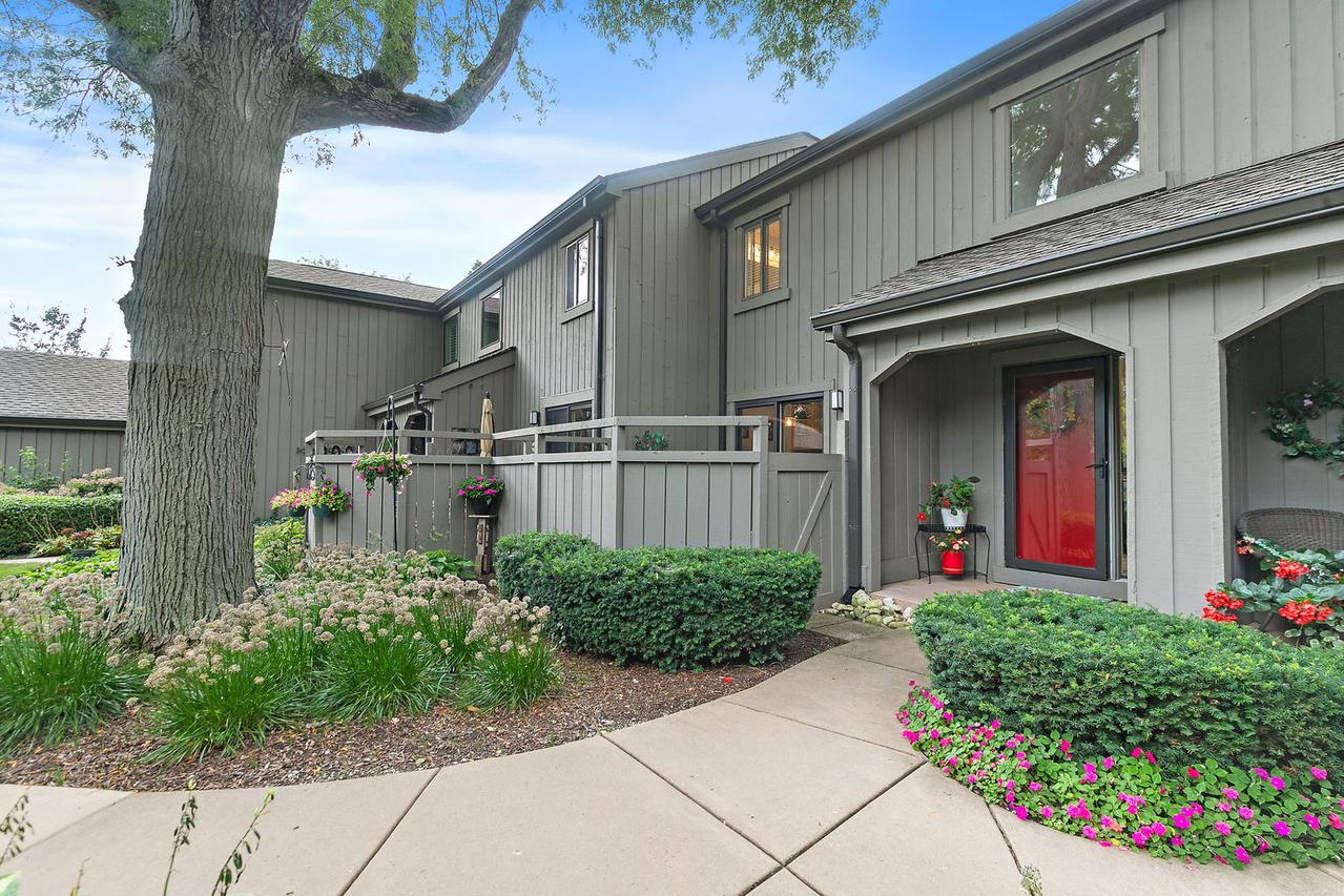 404 Shoreline Rd. #298, Lake Barrington, IL 60010