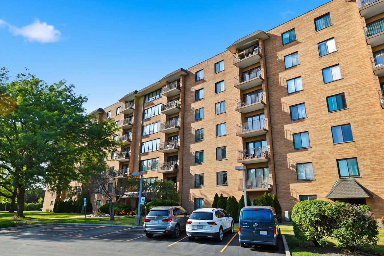 1747 W Crystal Ln. #207, Mount Prospect, IL 60056