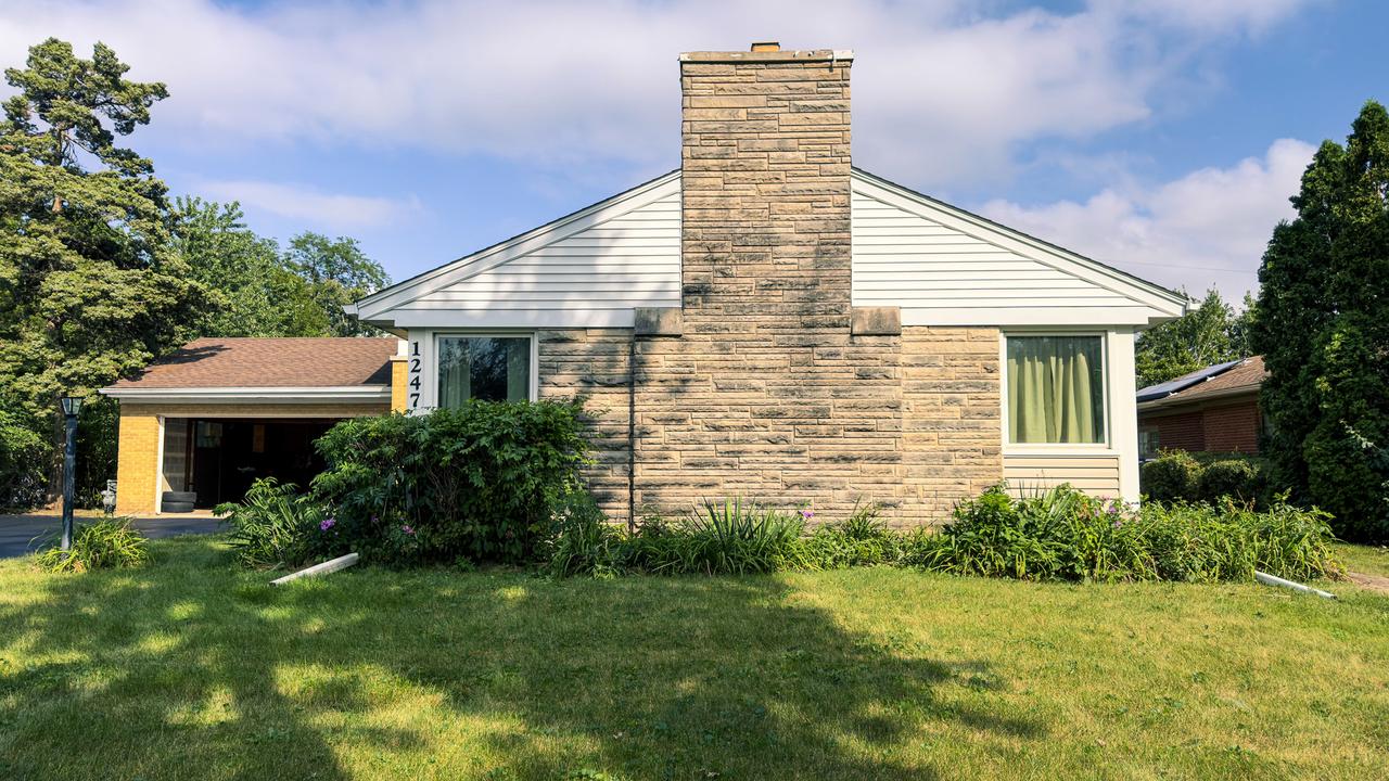 1247 Oakmont Ave., Flossmoor, IL 60422