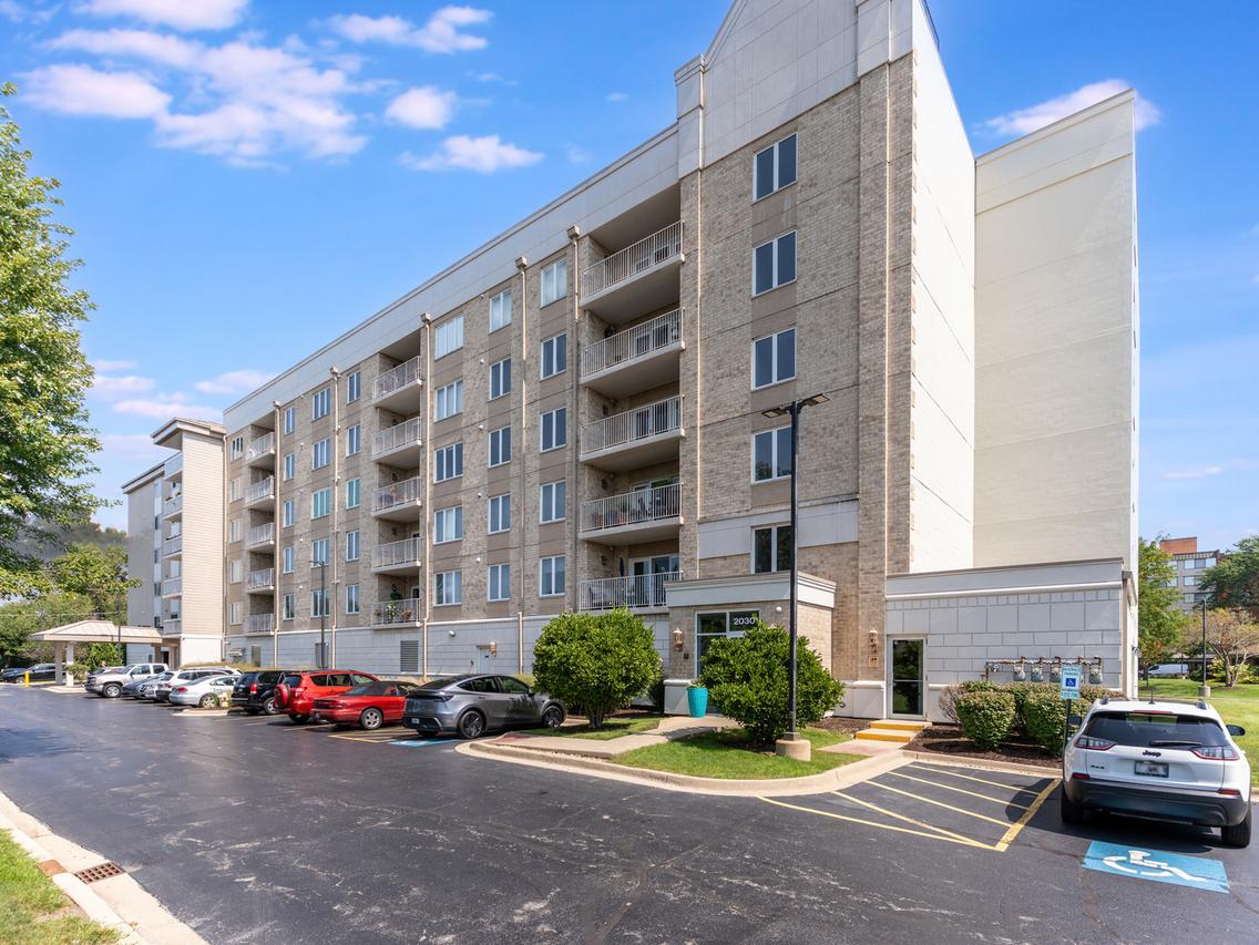 2030 Saint Regis Dr. #412, Lombard, IL 60148