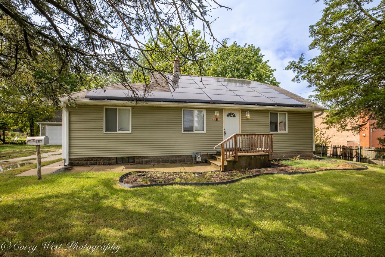 1321 Oakwood Ave., Dekalb, IL 60115