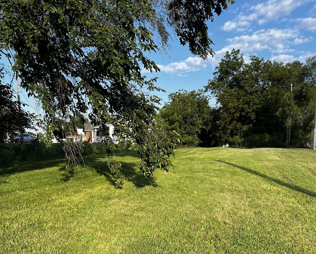 000 East Rd., Cambridge, IL 61238