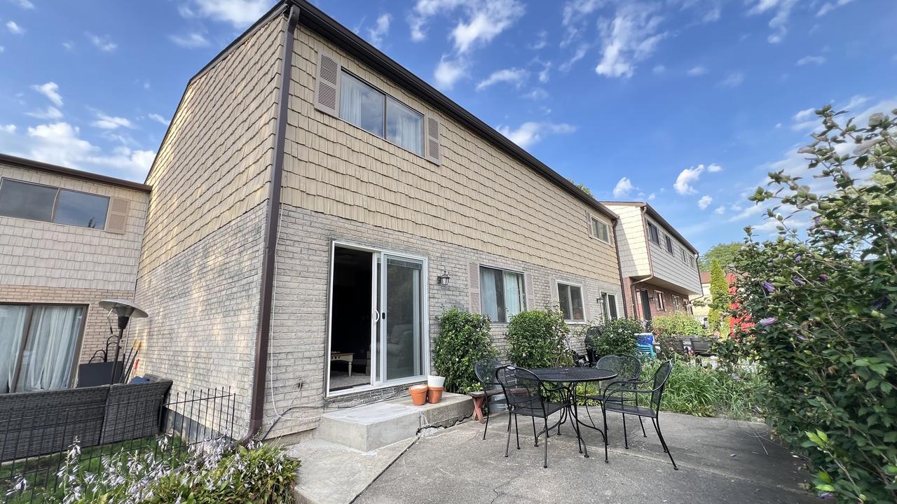 1777 Shoshonee Tr., Wheeling, IL 60090