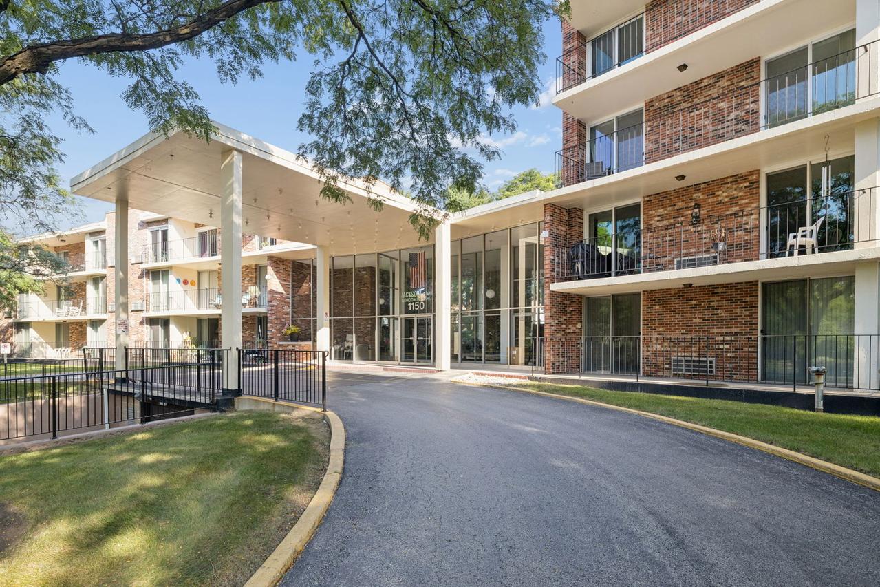 1150 E Jackson St. #2D, Lombard, IL 60148
