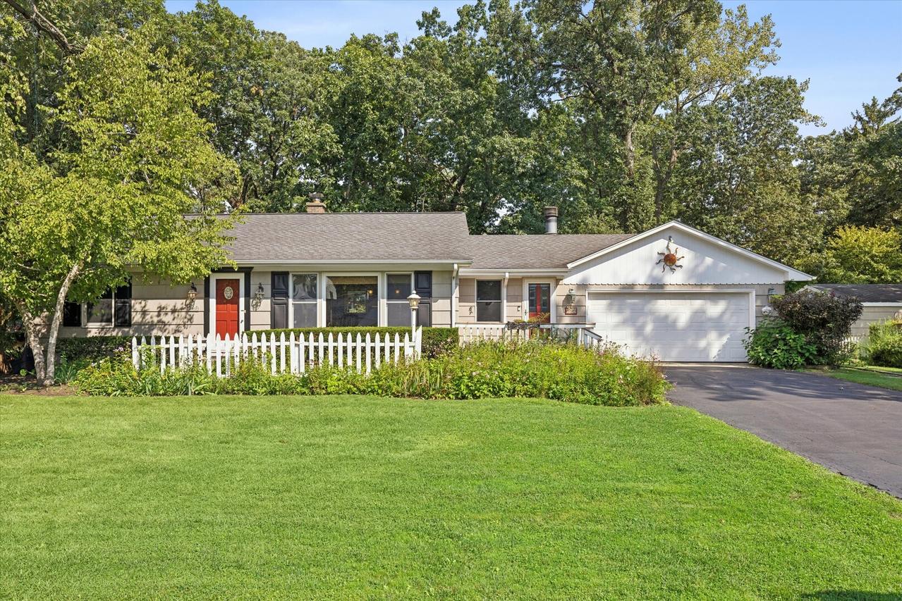 309 Forest Knoll Rd., Lake Bluff, IL 60044