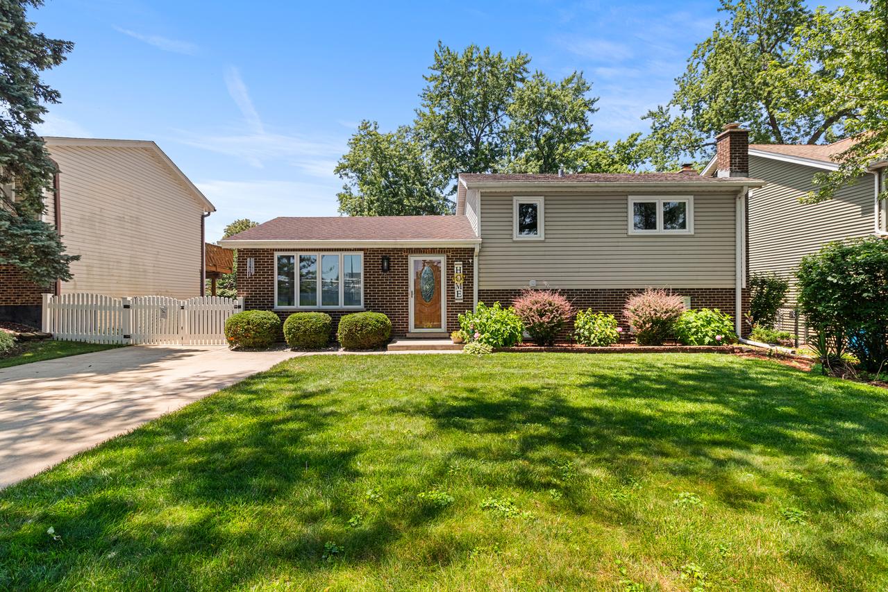 786 N Parker St., Elmhurst, IL 60126