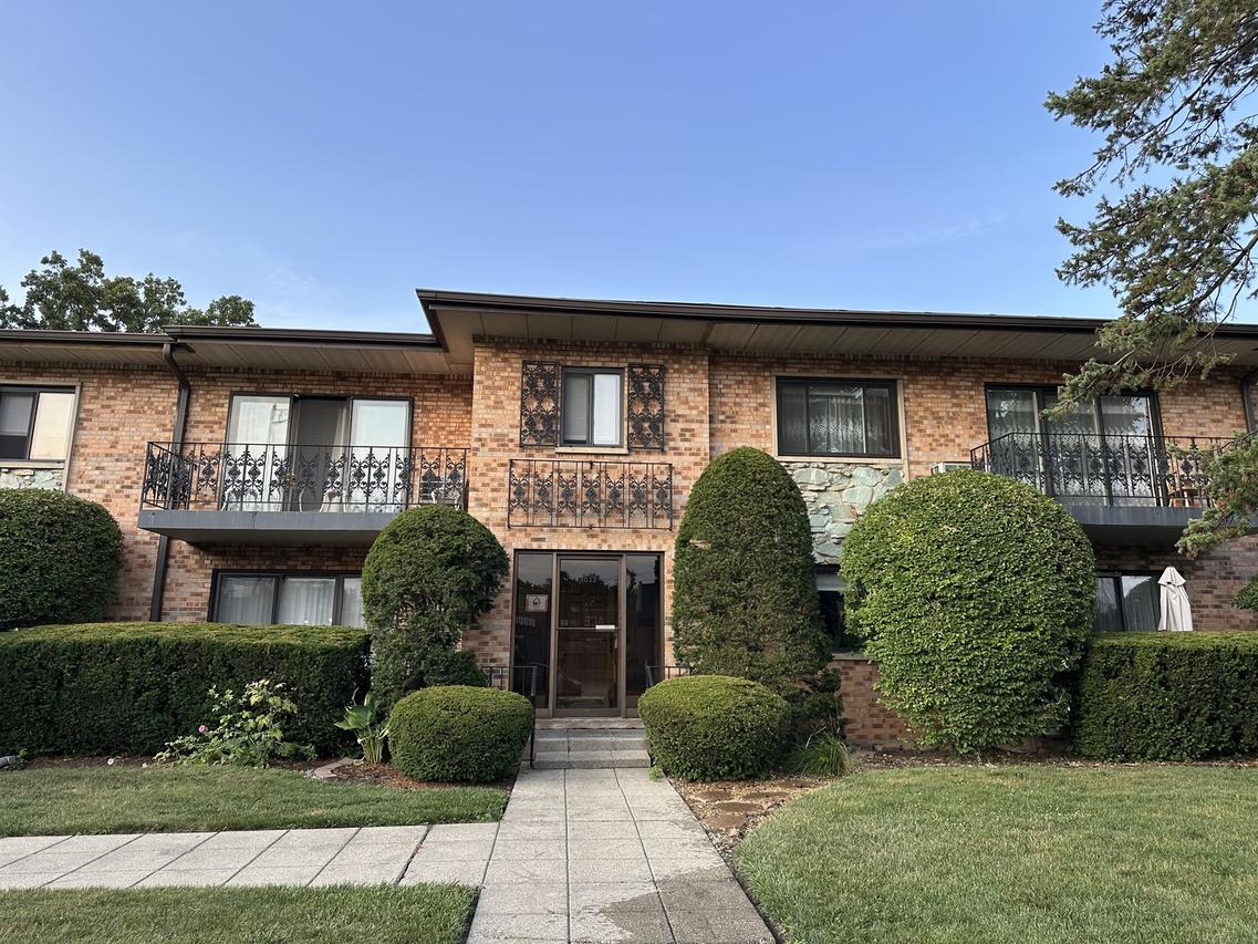 1033 Busse Hwy. #2A, Park Ridge, IL 60068