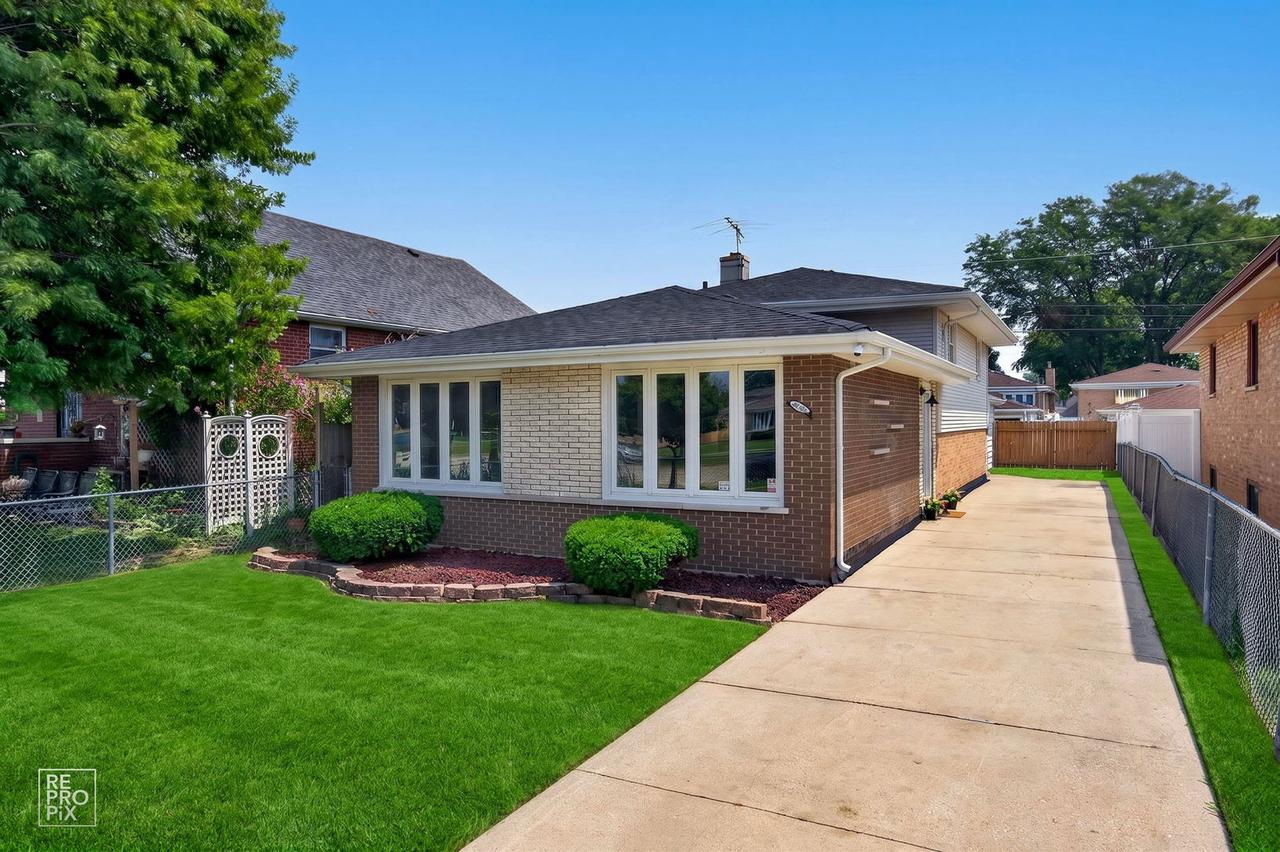 7725 Narragansett Ave., Burbank, IL 60459