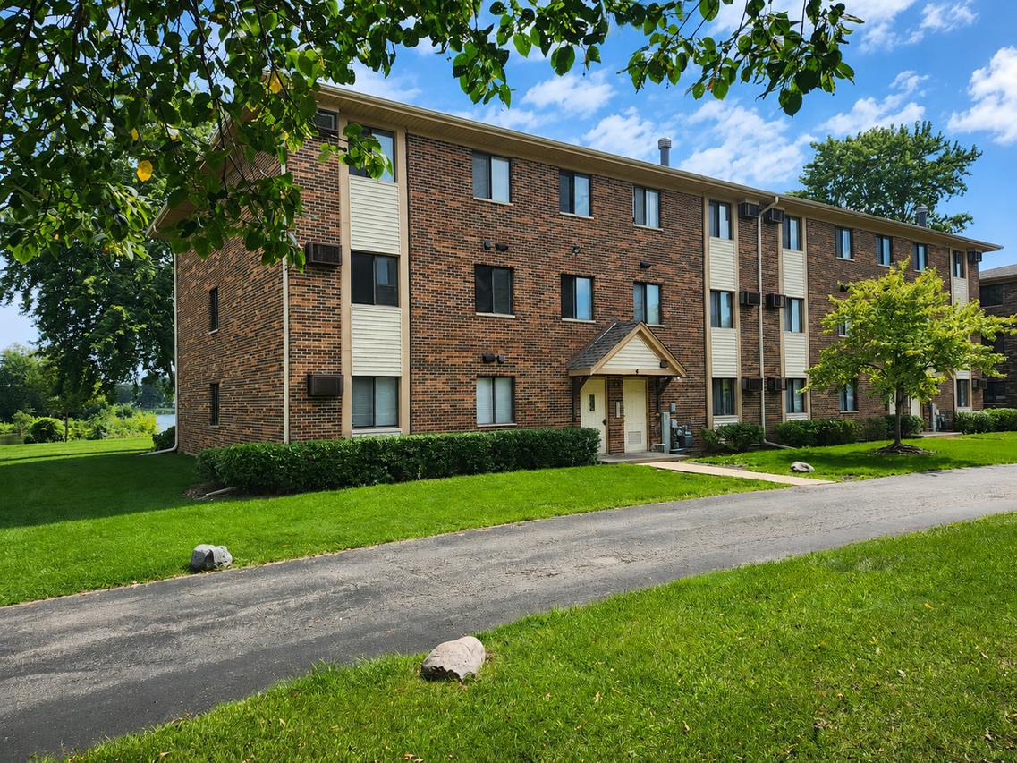 4 Parkside Ct. #3, Vernon Hills, IL 60061