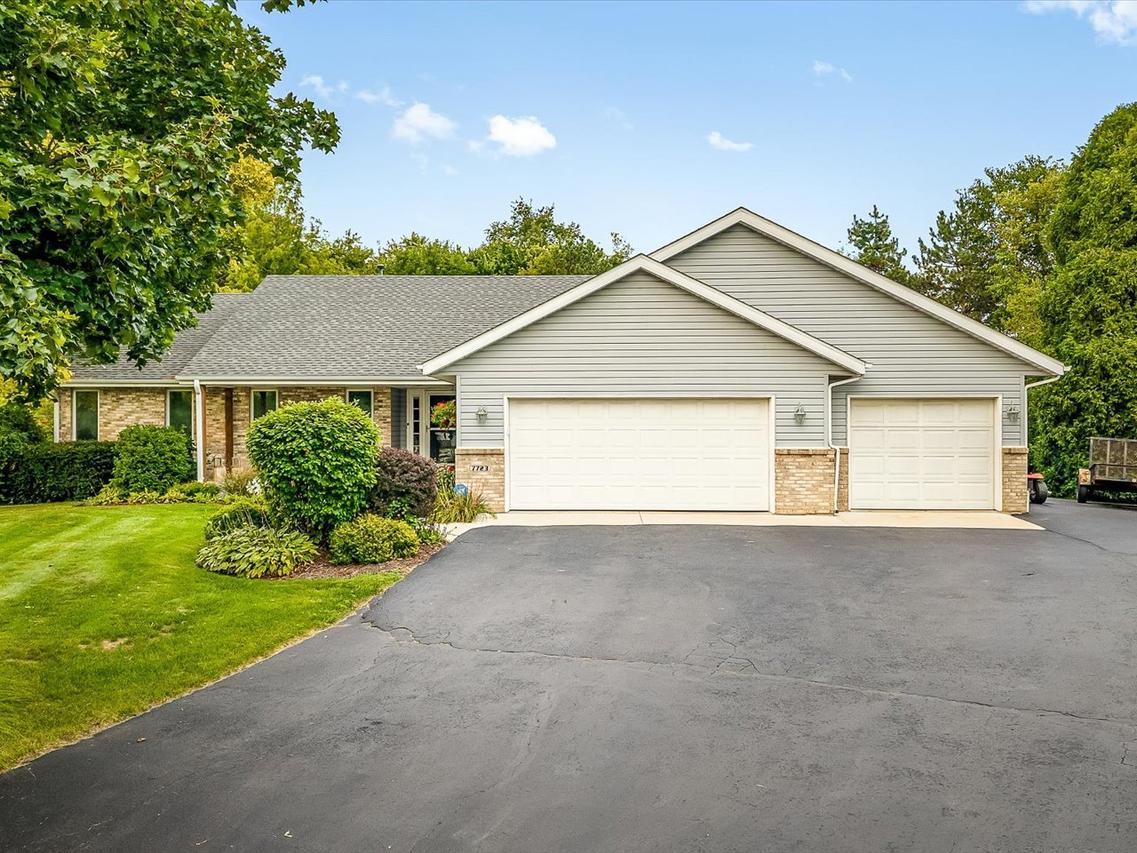 7723 Bridlewood Rd., Caledonia, IL 61011
