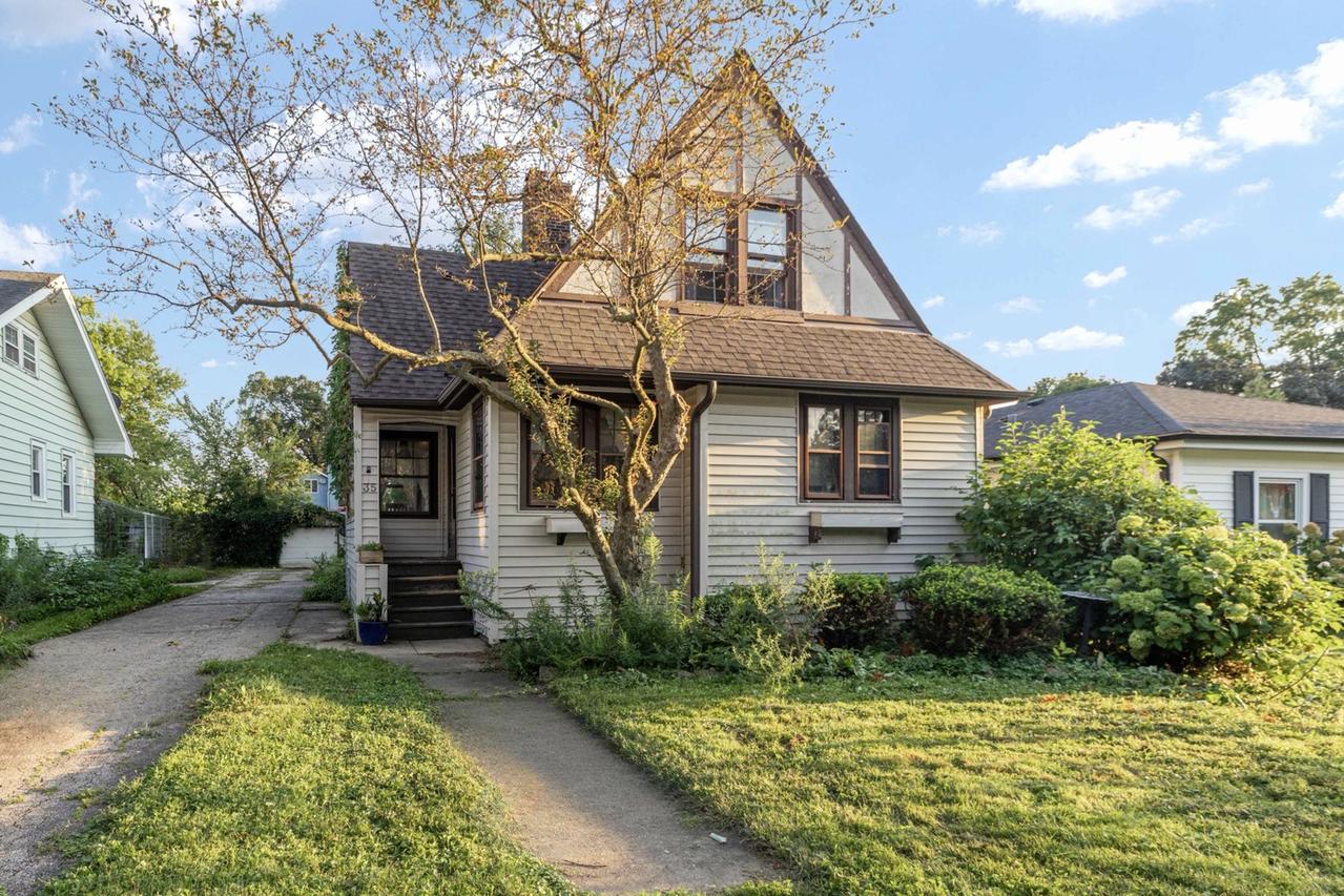 35 W Maple Ave., Roselle, IL 60172