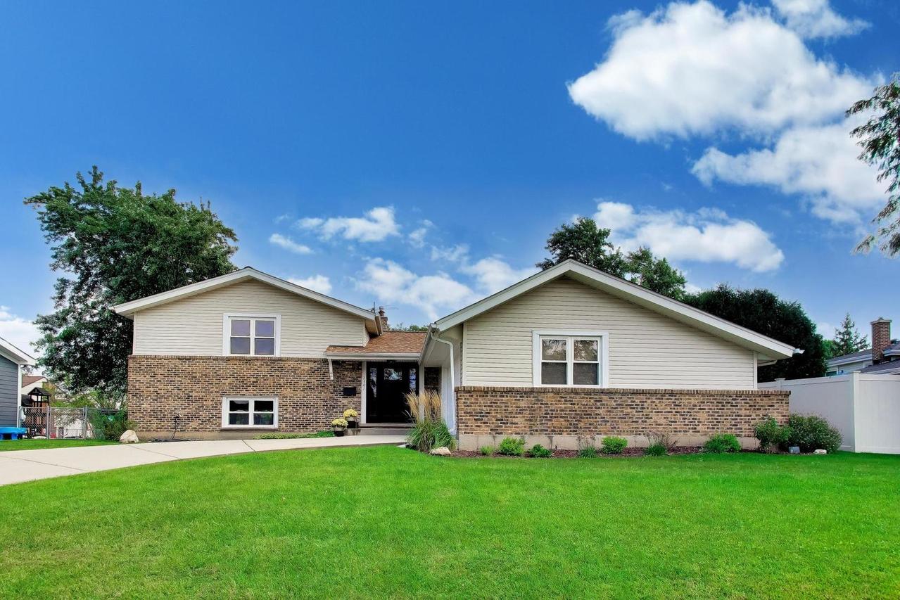 2307 N Kennicott Dr., Arlington Heights, IL 60004