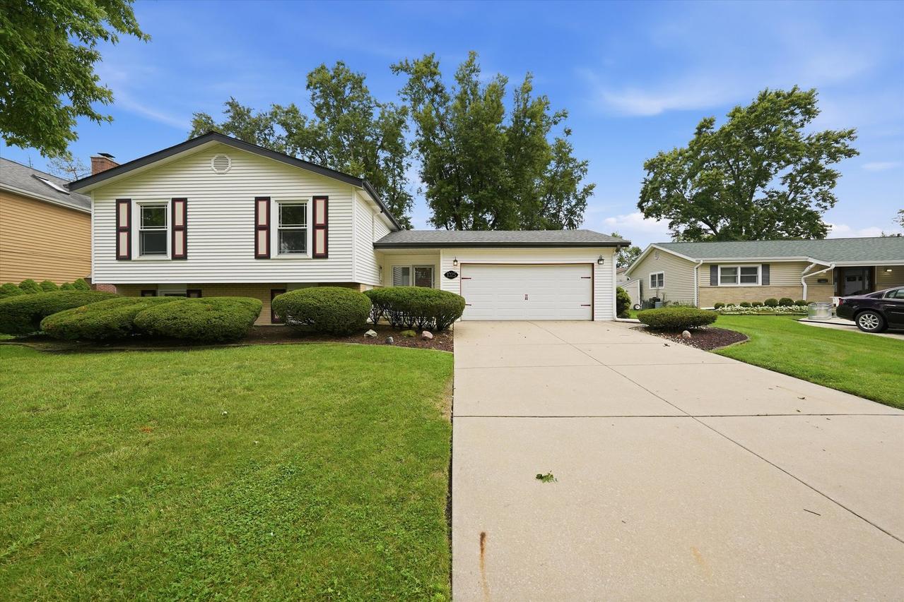1025 Belair Dr., Darien, IL 60561