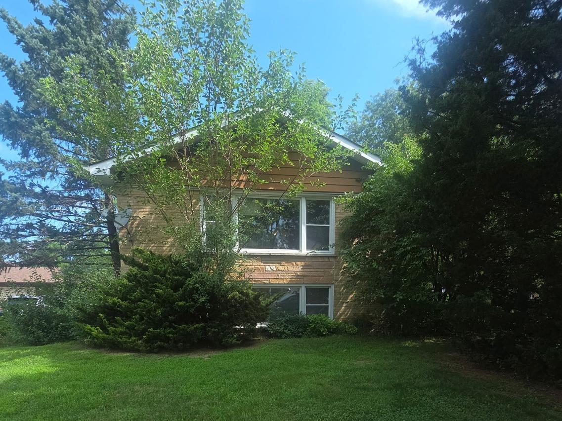 16W740 56th Pl., Clarendon Hills, IL 60514