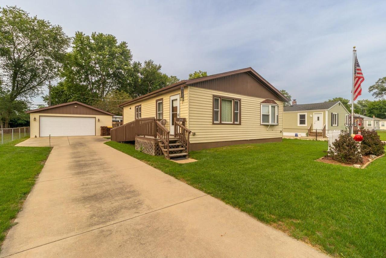 210 E Greenview Ave., Machesney Park, IL 61115