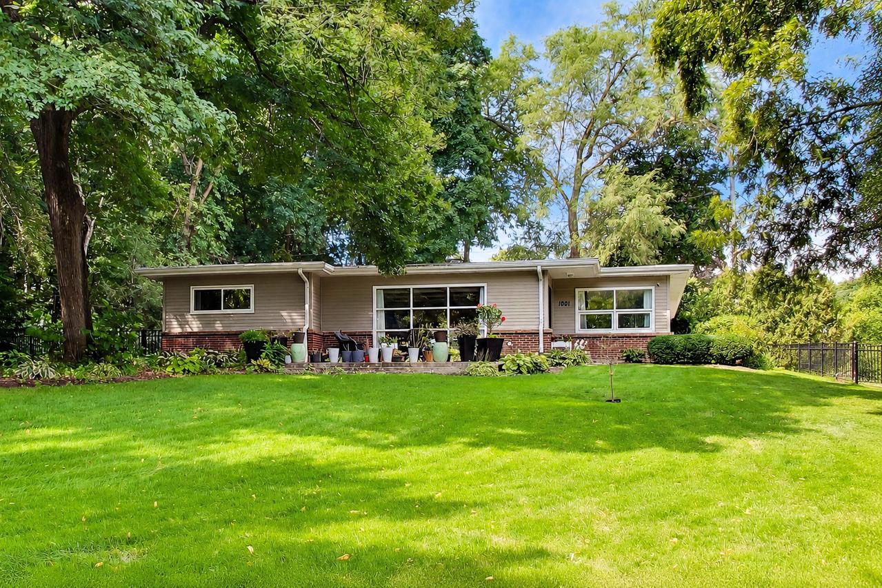 1001 Geneva Rd., St. Charles, IL 60174