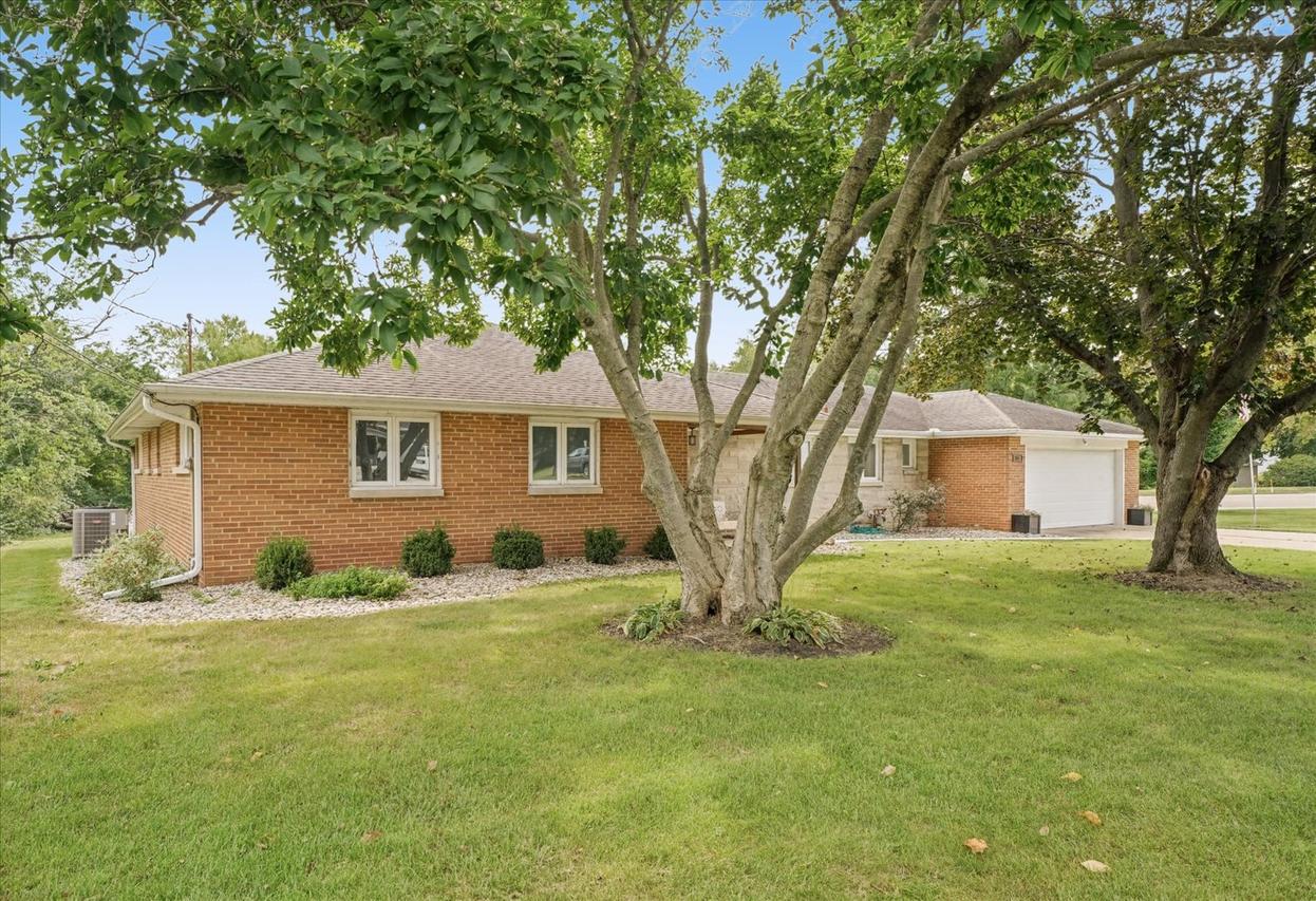720 E High St., Farmer City, IL 61842