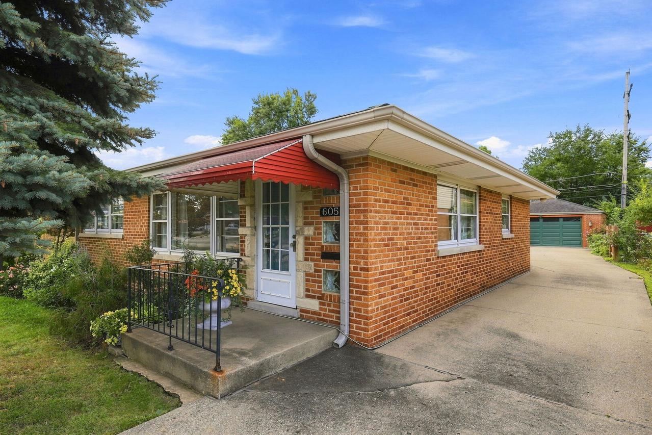 605 Oakton St., Park Ridge, IL 60068