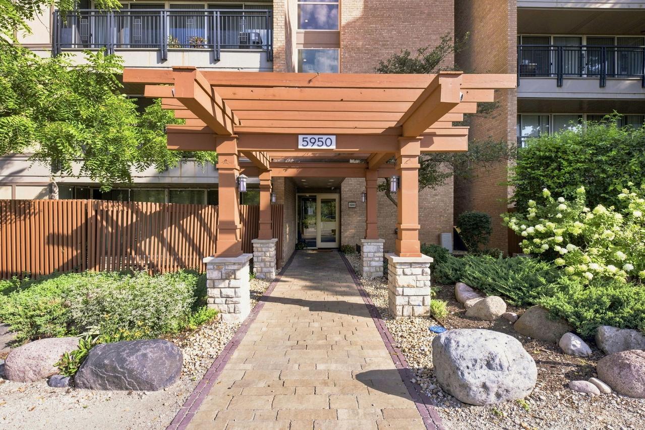 5950 Oakwood Dr. #1C, Lisle, IL 60532