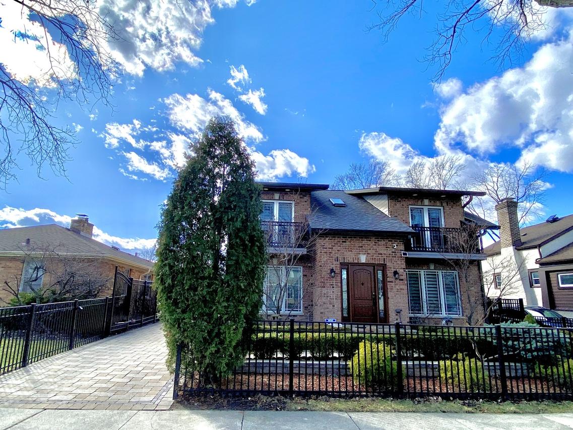 1052 Margret St., Des Plaines, IL 60016