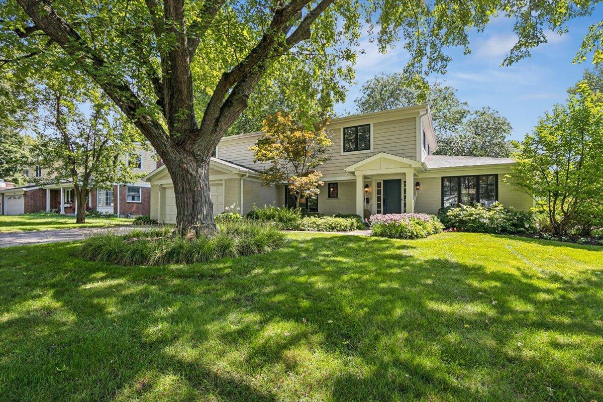 455 W Hawthorne Ct., Lake Bluff, IL 60044