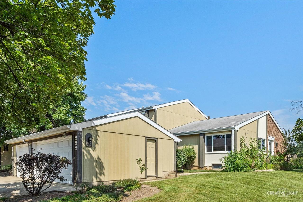 252 Pueblo Dr., Bolingbrook, IL 60440