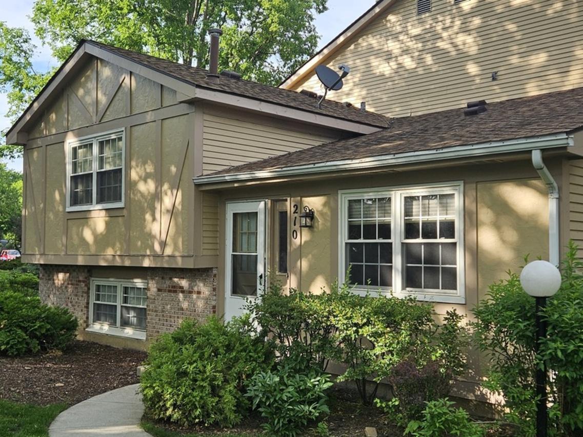210 Redwood Ct., Vernon Hills, IL 60061