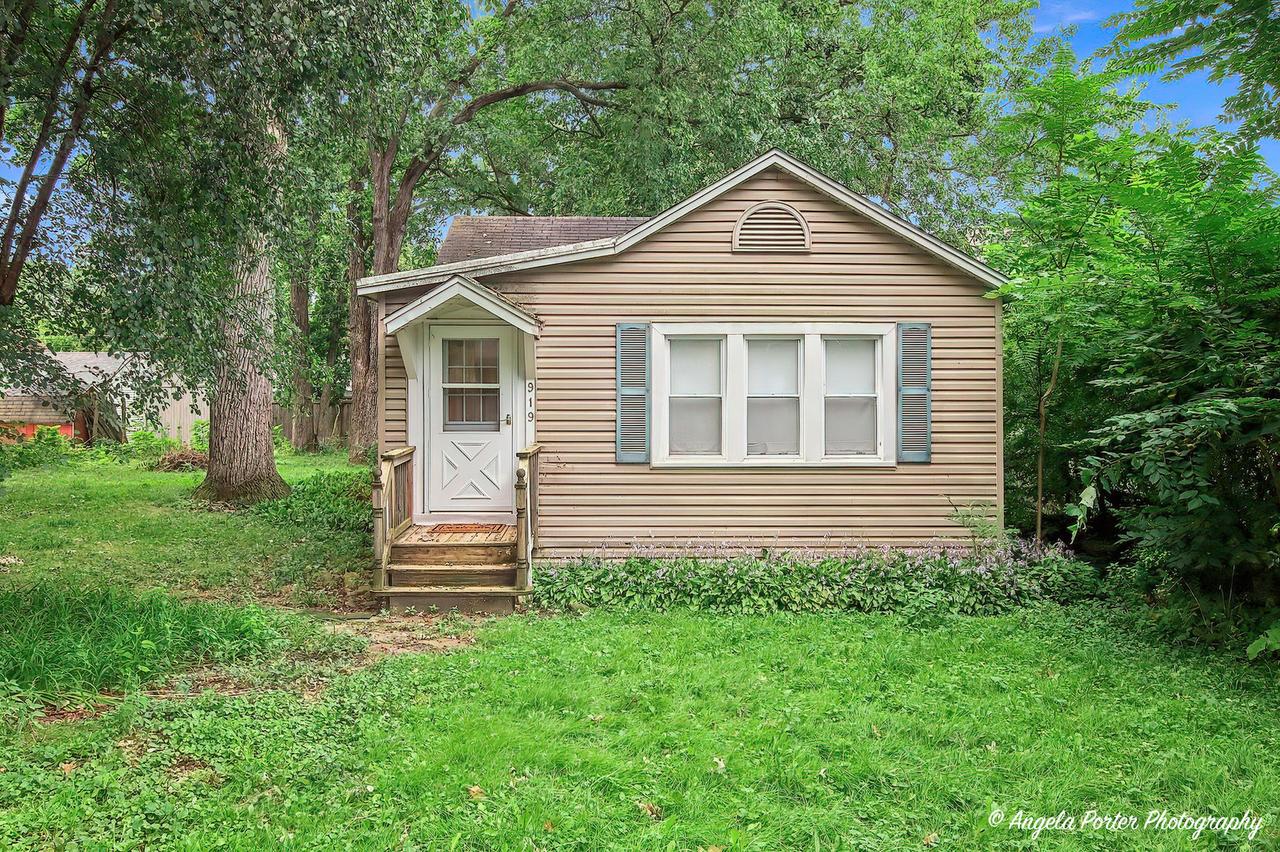 919 Monroe Ave., Wauconda, IL 60084