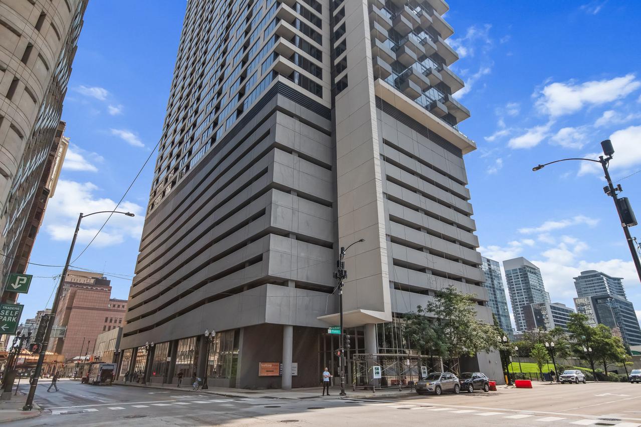 235 W Van Buren St. #2002, Chicago, IL 60607