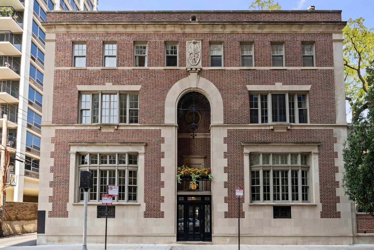 50 W Schiller St. #1G, Chicago, IL 60610