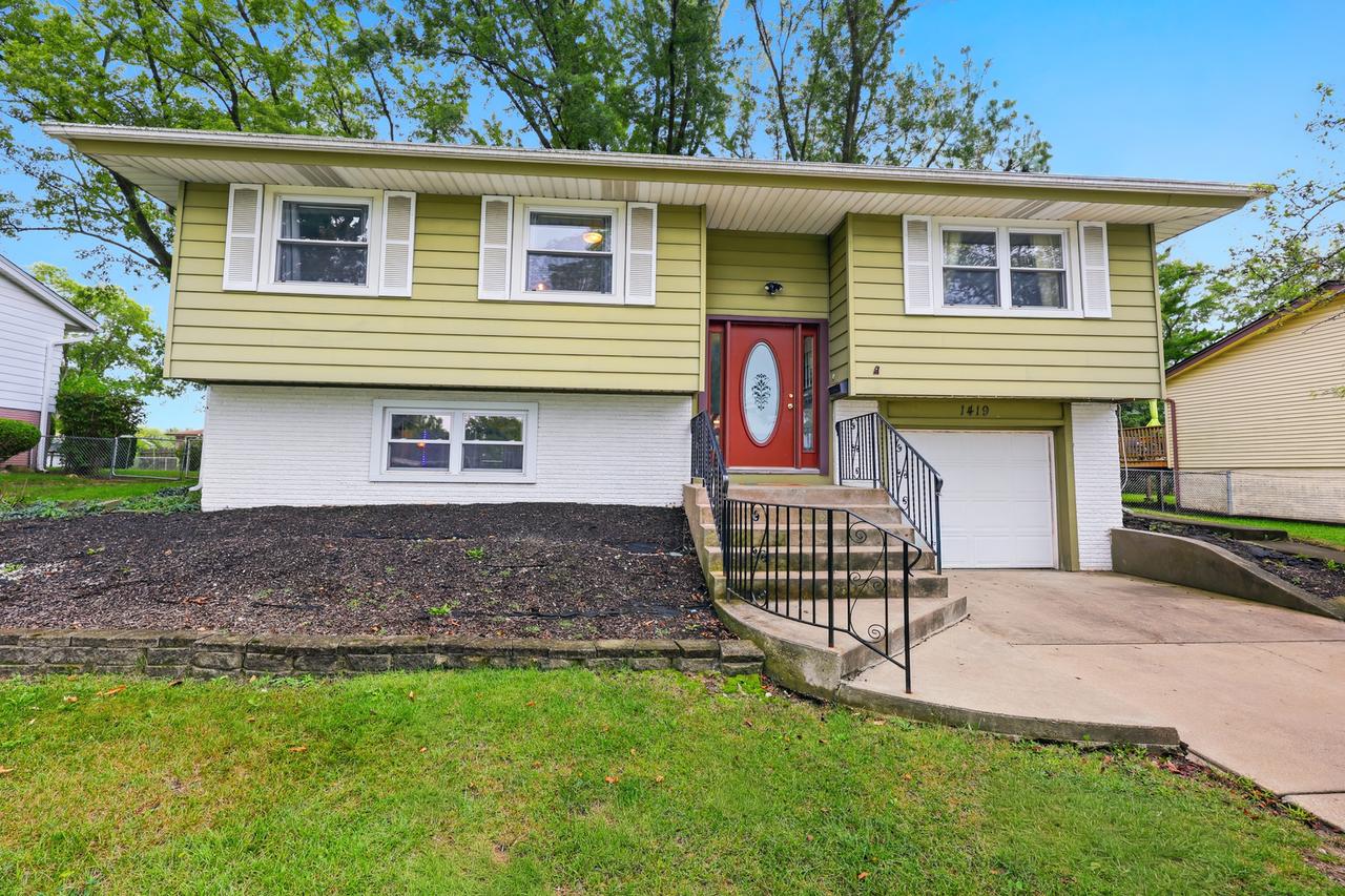 1419 Hampton Ln., Schaumburg, IL 60193