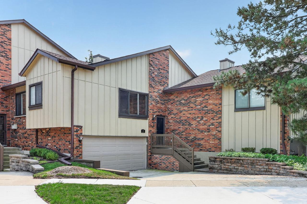 19 Lake Shore Dr., Willowbrook, IL 60527