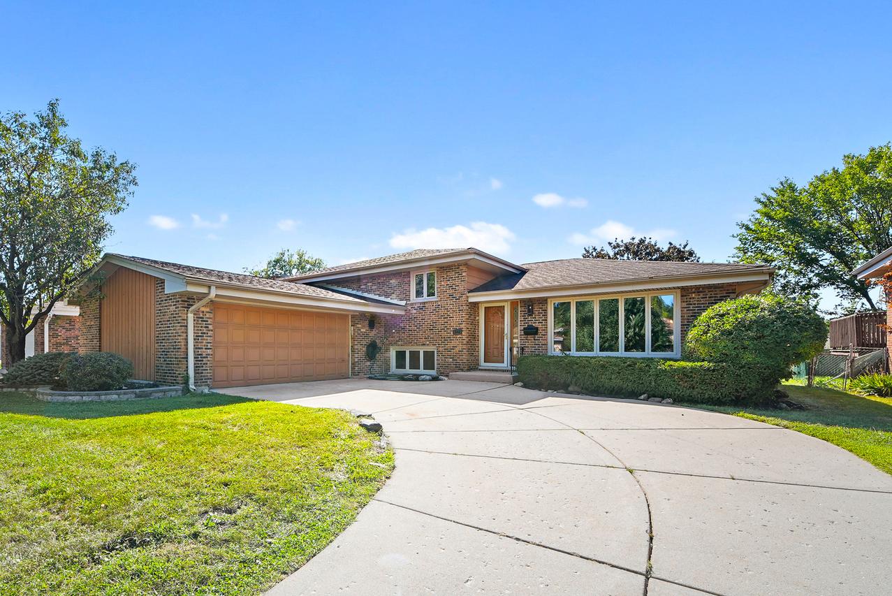 568 N Plamondon Dr., Addison, IL 60101