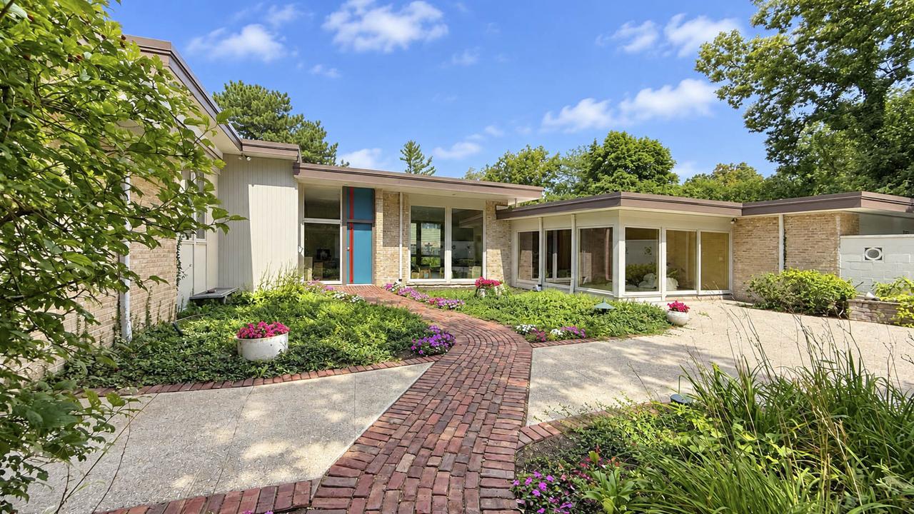 767 Whiteoaks Ln., Highland Park, IL 60035