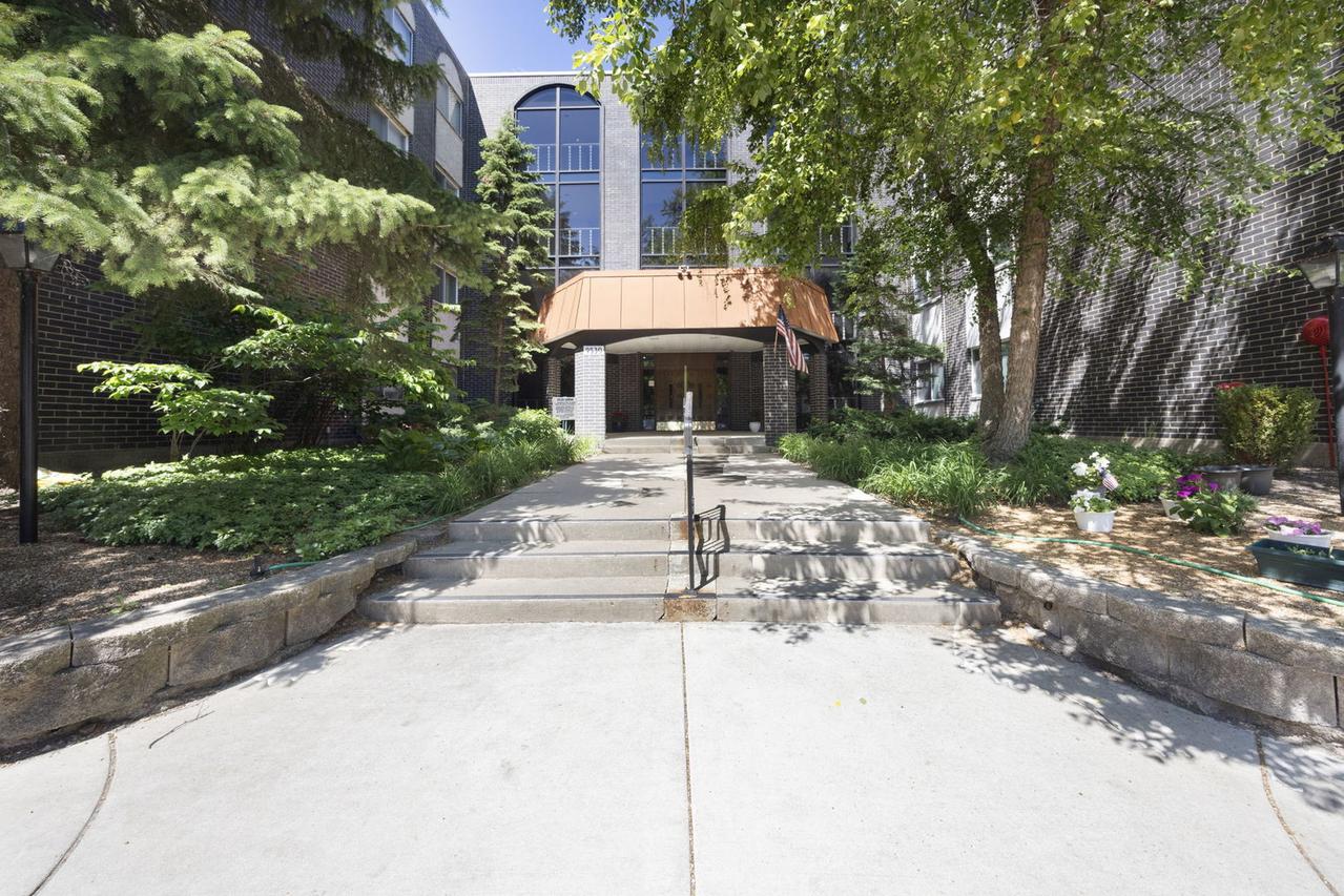 9530 Lamon Ave. #401, Skokie, IL 60077