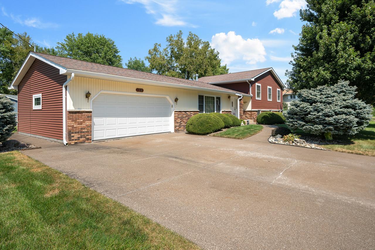 126 W 28th Ave., Coal Valley, IL 61240