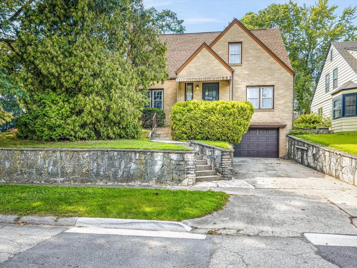 205 Saint Louis Ave., Rockford, IL 61104
