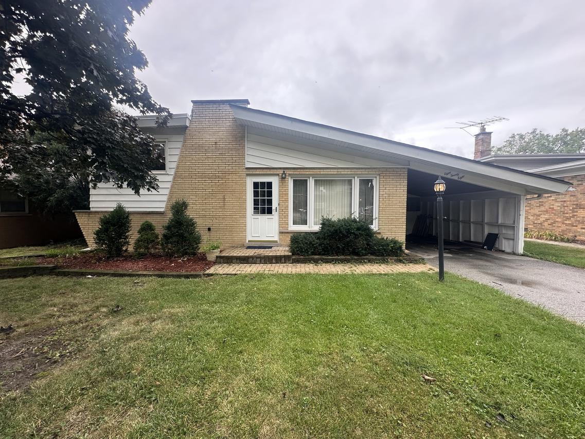 828 Warner Ave., Lemont, IL 60439
