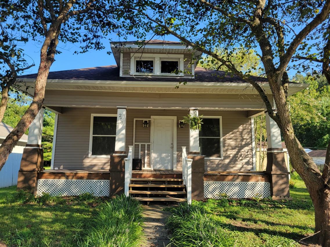 210 SE Front St., Dongola, IL 62926