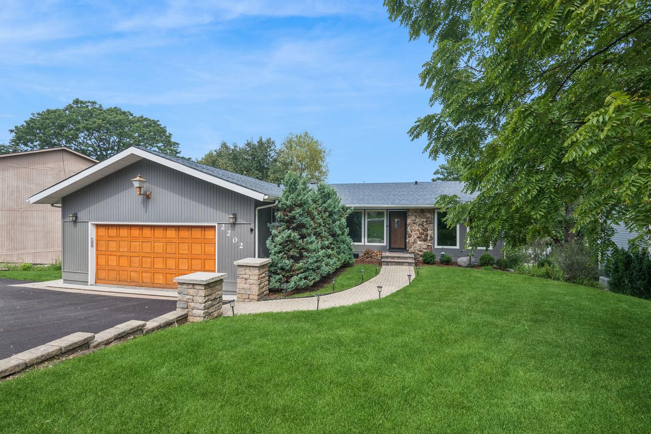 2202 Lake Shore Dr., Lindenhurst, IL 60046