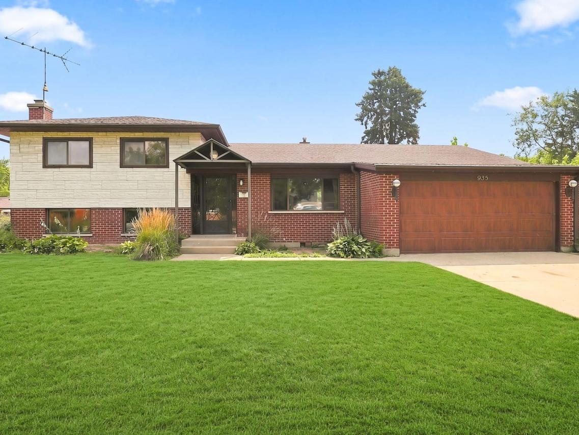 935 Anderson Ter., Des Plaines, IL 60016