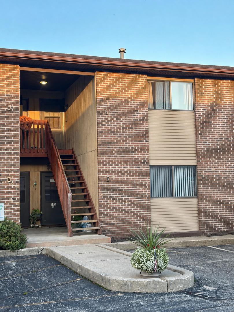555 Central Parkway Rd. #F, Woodstock, IL 60098