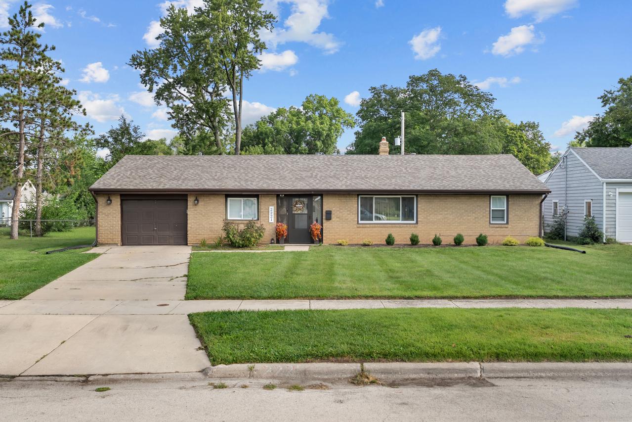2221 Sharon Ave., Rockford, IL 61103
