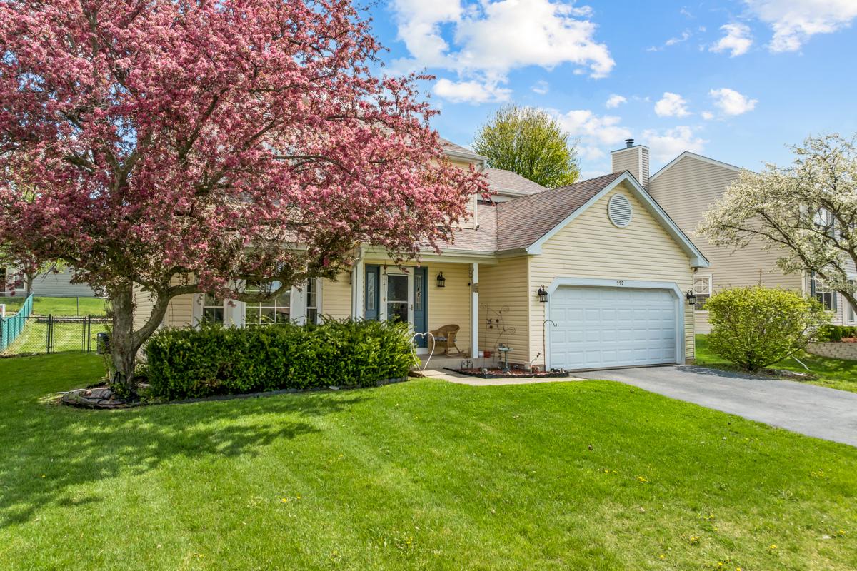 992 Mcphee Dr., Lake In The Hills, IL 60156