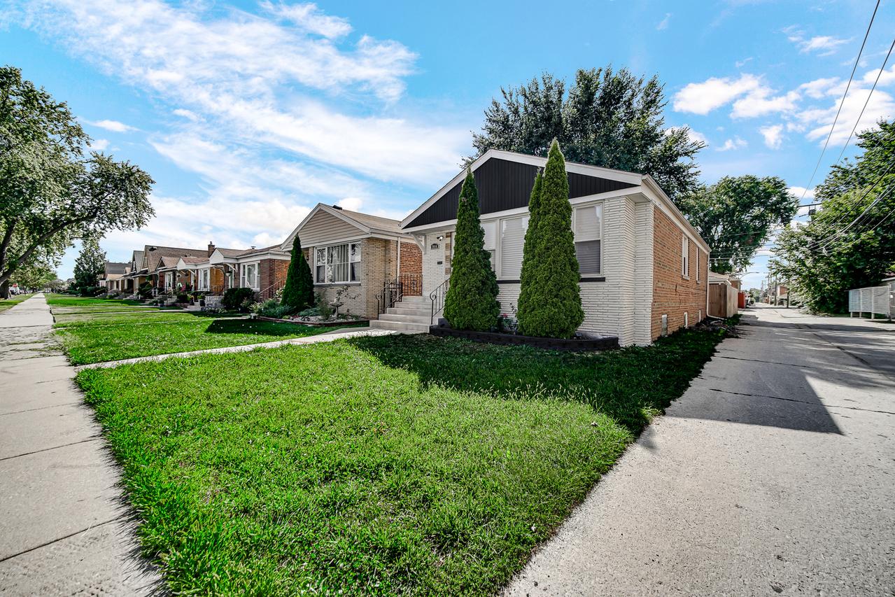 7914 S Richmond St., Chicago, IL 60652