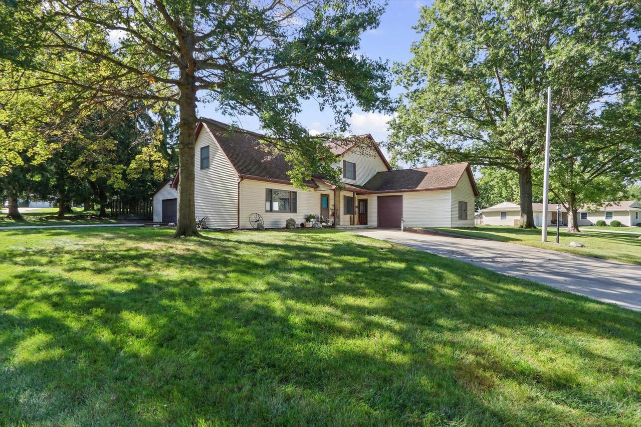 1801 Lake Shore Dr., Mahomet, IL 61853